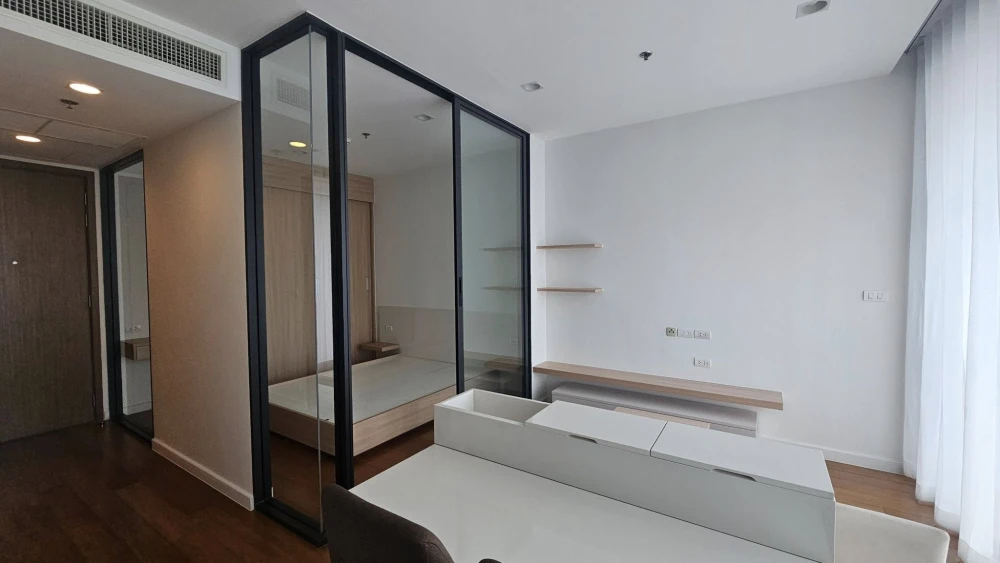 For rent: Bright Wongwian Yai, 1 Bedroom / 1 Bathroom with semi-outdoor balcony. Don't miss out!