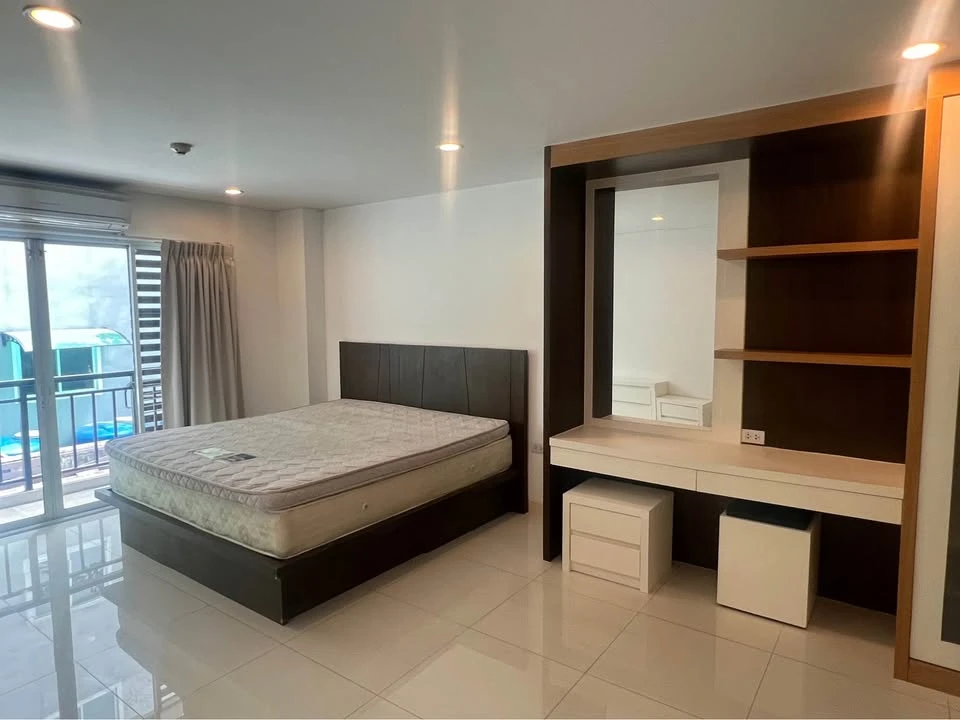 For rent: Private at Suthisan, very spacious room, very large bedroom, plenty of usable space, with excellent built-in furniture. Must book.
