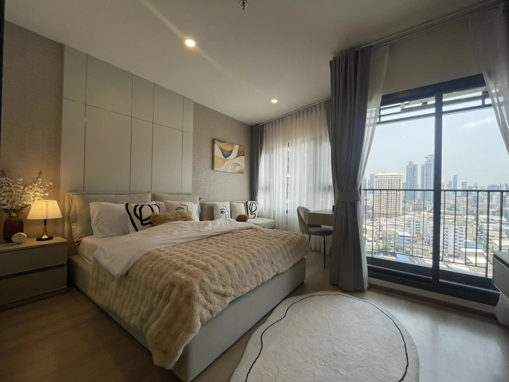 For Rent: Life Rama 4 - Asoke. Nice unit on the 15th floor with great views. Fully furnished. Book now!