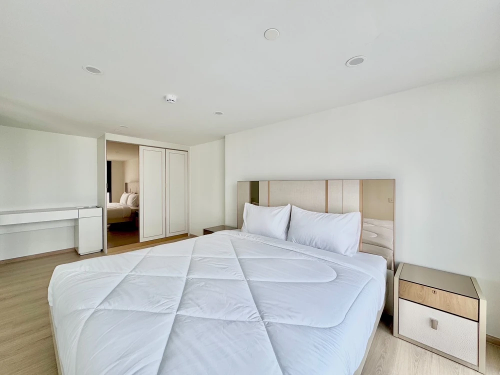 For rent!! Life Rama 4 - Asoke, 34th floor, corner room, Benjakitti Park view, fully furnished, ready to move in, don't miss it!!