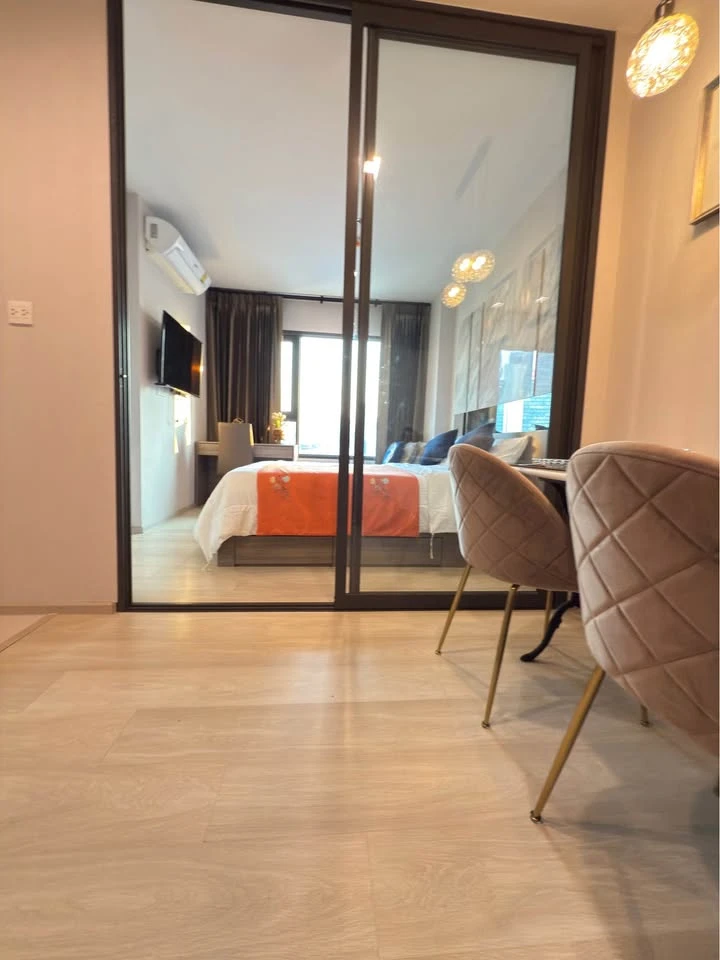For rent: Life One Wireless, high floor room, decorated with awesome built-ins, with a beautiful view of Bangkok at night. Must book.