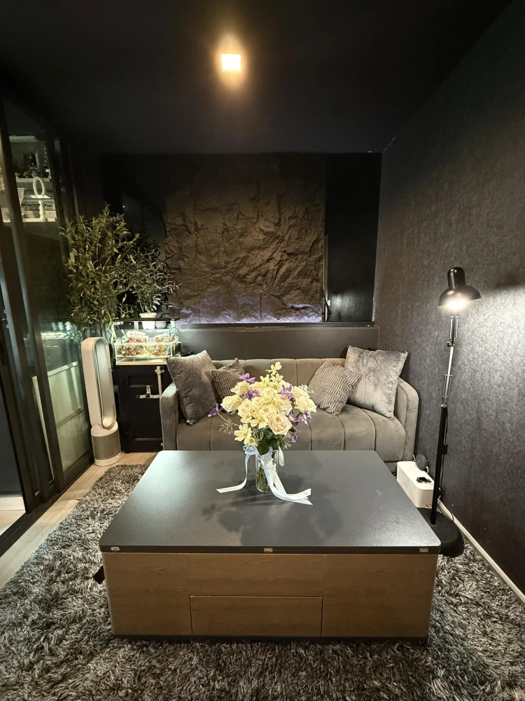 For rent: Life Sathorn - Sierra, a room on a very high floor with a beautiful city view, fully furnished with built-in furniture, very worth booking.
