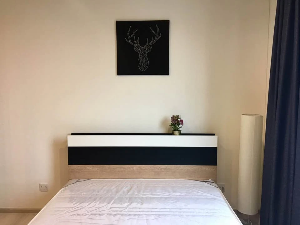 For rent: Life Asoke, 30th floor, highest floor, very good discount, fully furnished, don't miss it.