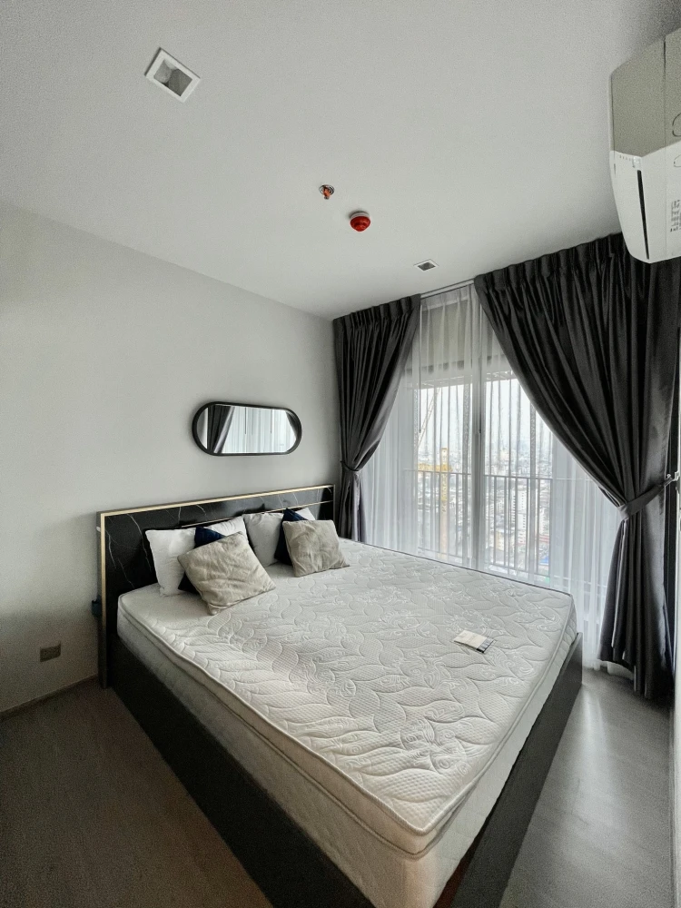 For rent: Life Asoke-Rama 9, 32nd floor, very high, great city view, minimalist style, giving a warm feeling like being at home, beautiful room, ready