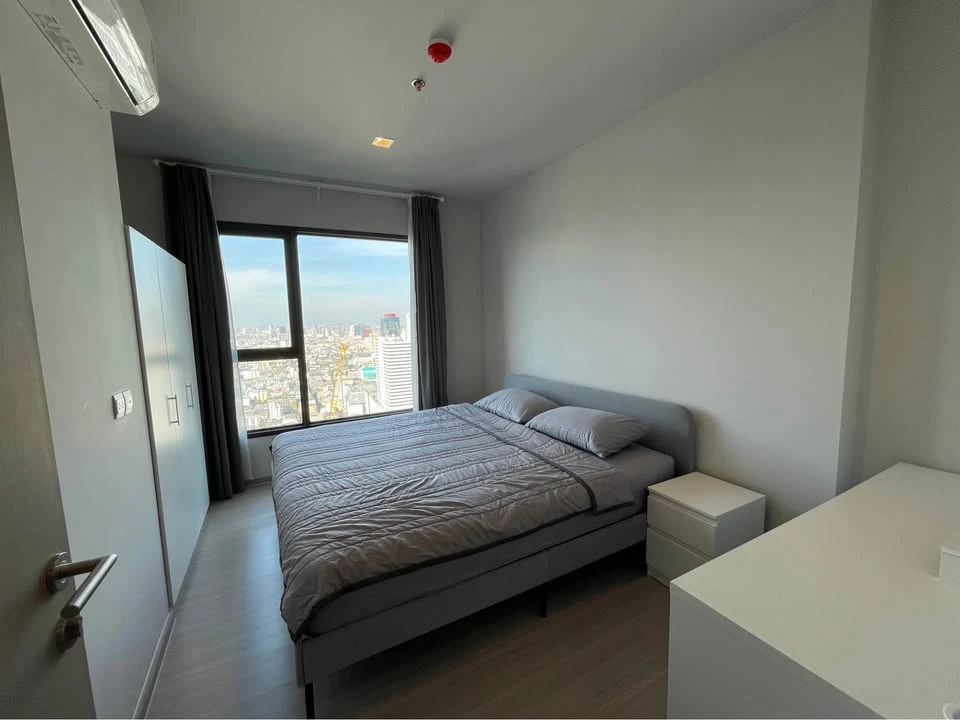 For rent: Life Asoke-Rama 9, room on the 42nd floor, highest floor, with a stunning city view, fully furnished, ready to move in.