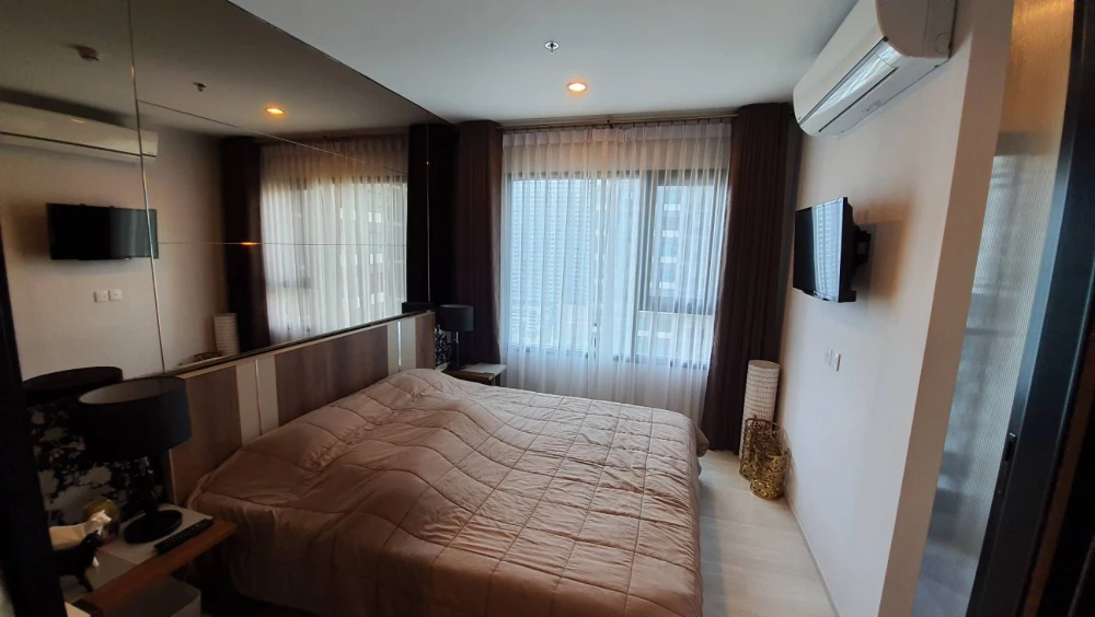 For rent: Life Asoke, ready to move in, fully furnished, spacious and comfortable room.