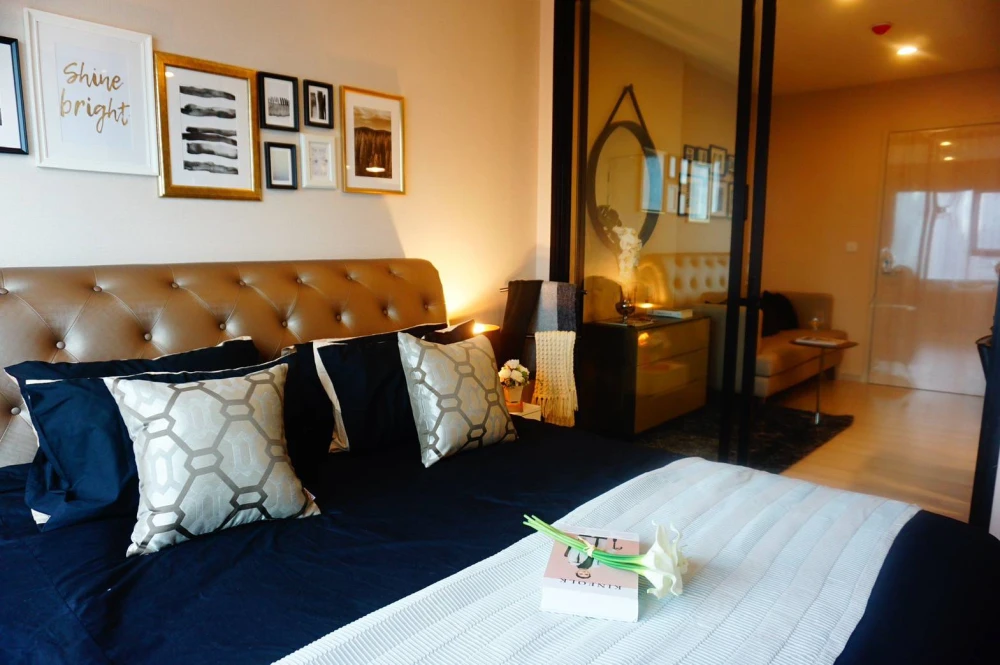 For rent!! Life Asoke, near the BTS, decorated by a designer, luxurious style, in the heart of the city, great view, fully furnished with famous brand