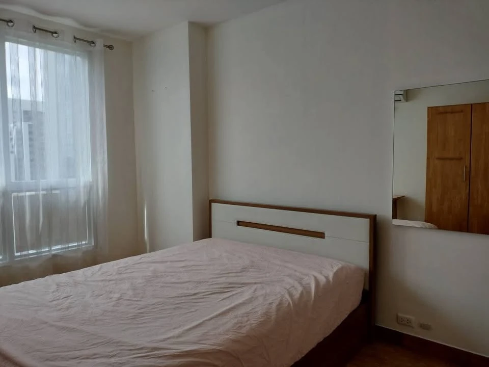 For rent: Life @ Phahonyothin-Ari, beautiful balcony view, lots of usable space in the room, comfortable and not cramped at all. Must book.
