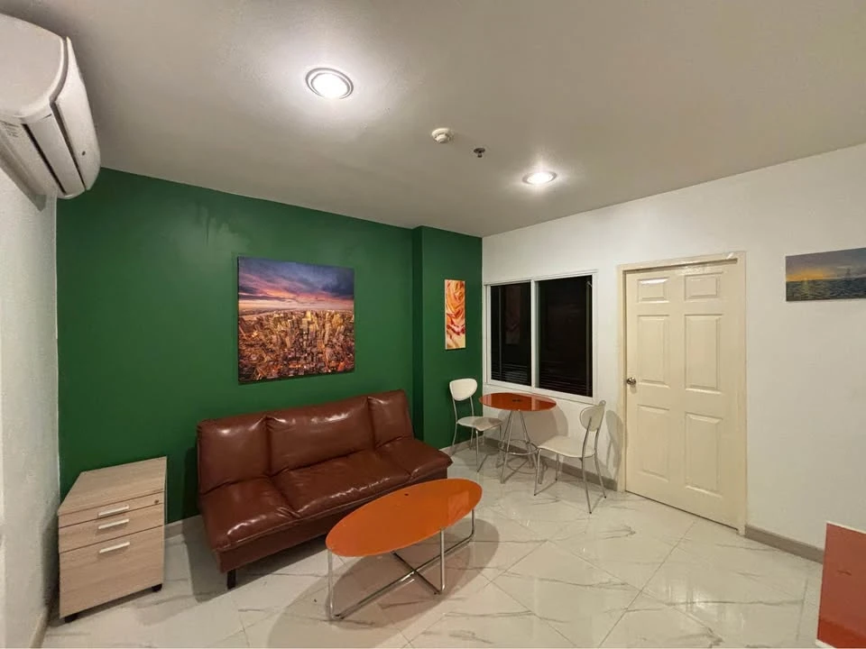 For rent: Life @ Ratchada-Huai Khwang, next to the BTS, the room has a lot of space, complete furniture, ready to move in