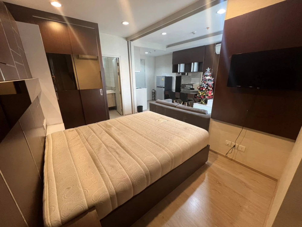 For rent: Ideo Q Ratchathewi, 35 sq m., comfortable, not cramped, fully furnished, stunning built-in decorations. Reserve now .