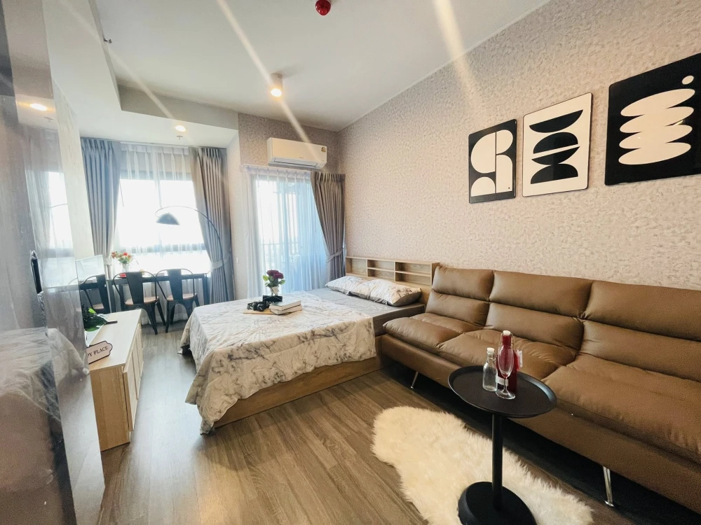 For rent: Ideo Ramkhamhaeng Lamsali Station. Nicely decorated unit on a high floor. Convenient and fully furnished. Book yours today!