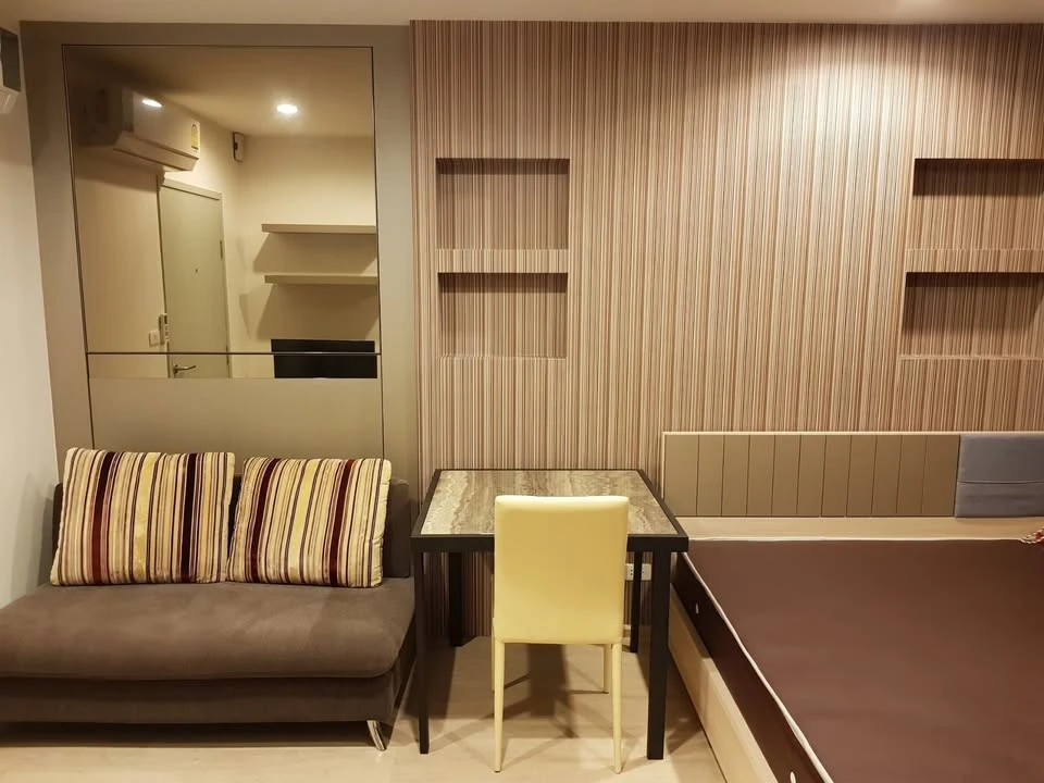 For rent: Ideo Sathorn-Tha Phra, studio room, beautifully decorated with wallpaper, airy and comfortable view, fully furnished, ready to move in.