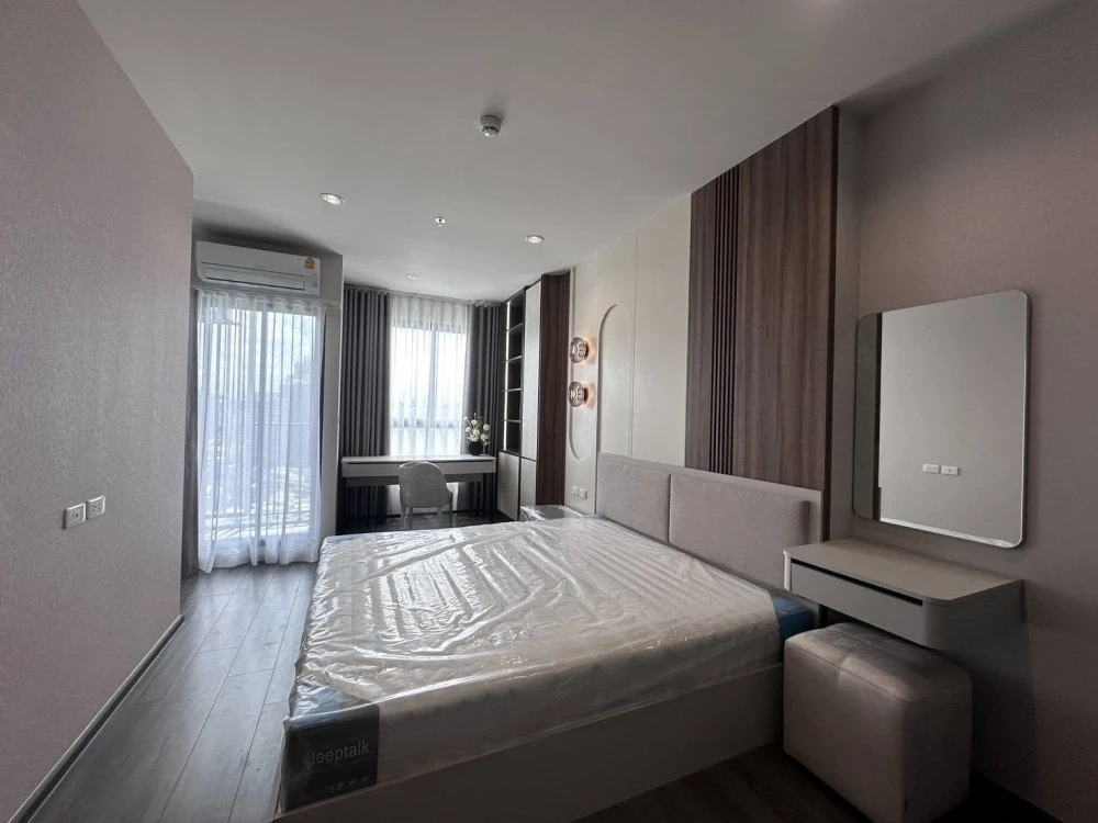 For rent: Ideo Sukhumvit - Rama 4. Spacious room with a beautiful layout, high floor, stunning view, good ventilation, and just the right amount of na
