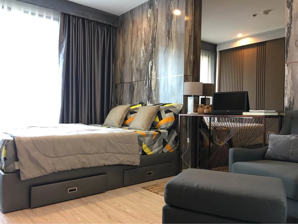 For rent: Ideo Mobi Wong Sawang Interchange, 8th floor, beautiful room, superbly decorated with built-ins throughout the room. Hurry and book now!
