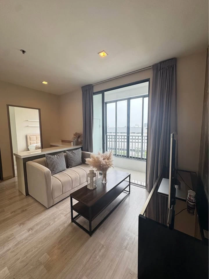 For rent: Ideo Mobi Sukhumvit, 7th floor, beautiful city view from corner room, quiet and private. I must say you must book.