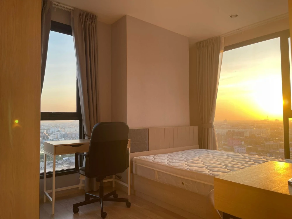 For rent: Ideo Mobi Sukhumvit Eastpoint, located on the 19th floor. Quiet corner unit, but not far from the elevator. One of the best unit locations o