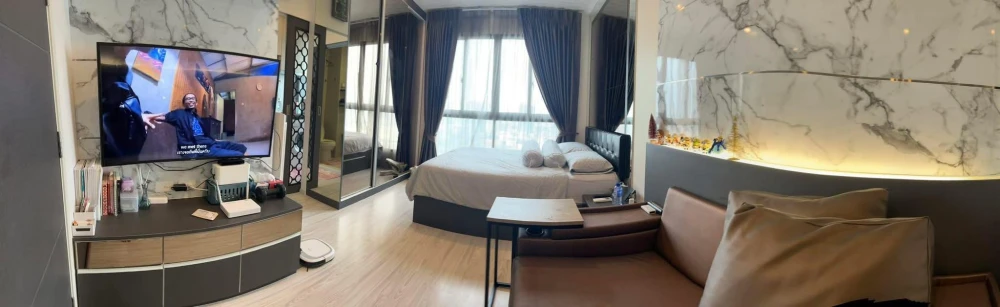 For rent: Ideo Mobi Sukhumvit Eastgate, studio room, very high floor, luxuriously decorated with built-ins throughout the room. You can't miss this op