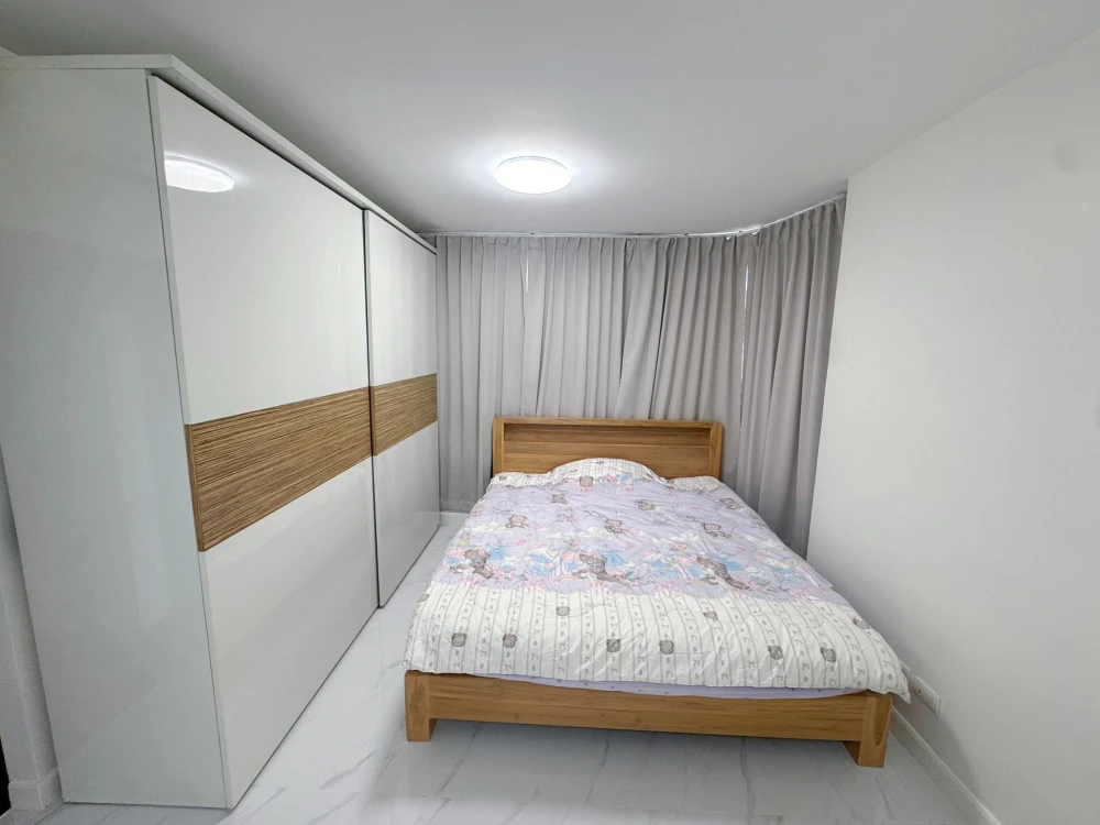 For rent: Ivy Ratchada Condominium, spacious room, comes with usable space, hurry up and reserve now, don't miss out.