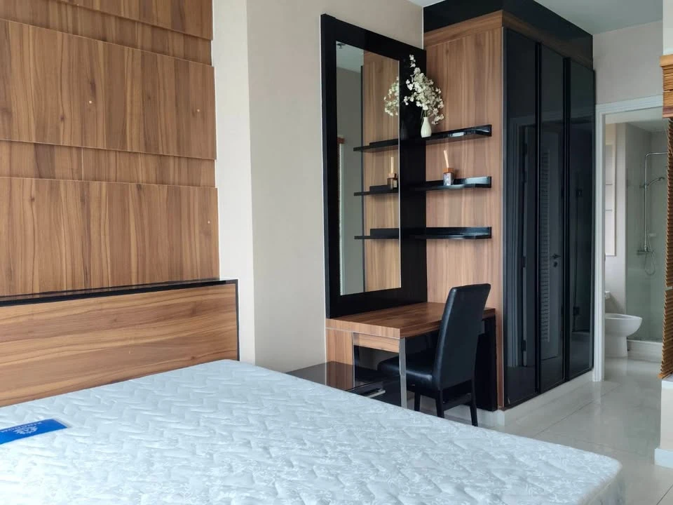 For rent, Ivy Sathorn 10, corner room, high floor, city view, no buildings blocking, spacious area, decorated, ready to move in