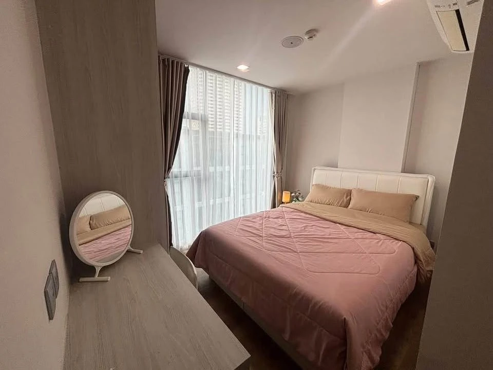 For rent: Ivory Ratchada 32. Spacious and comfortable room with complete furniture set. Book now to secure your spot!