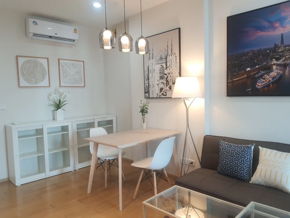 For rent: Hive Sathorn, 27th floor. Enjoy stunning Chao Phraya River views from the balcony. Amazing price! Book now, don't miss out!