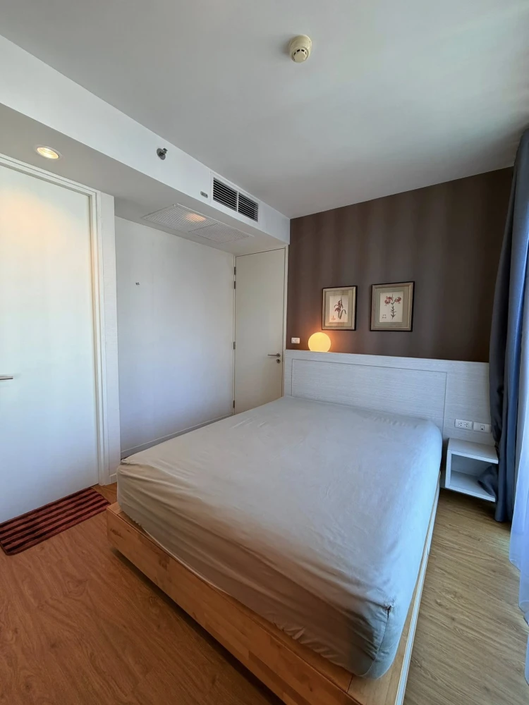 For Rent – ​​Siamese Surawong Condo, ready to move in, spacious living area. Book today! Don't miss out!