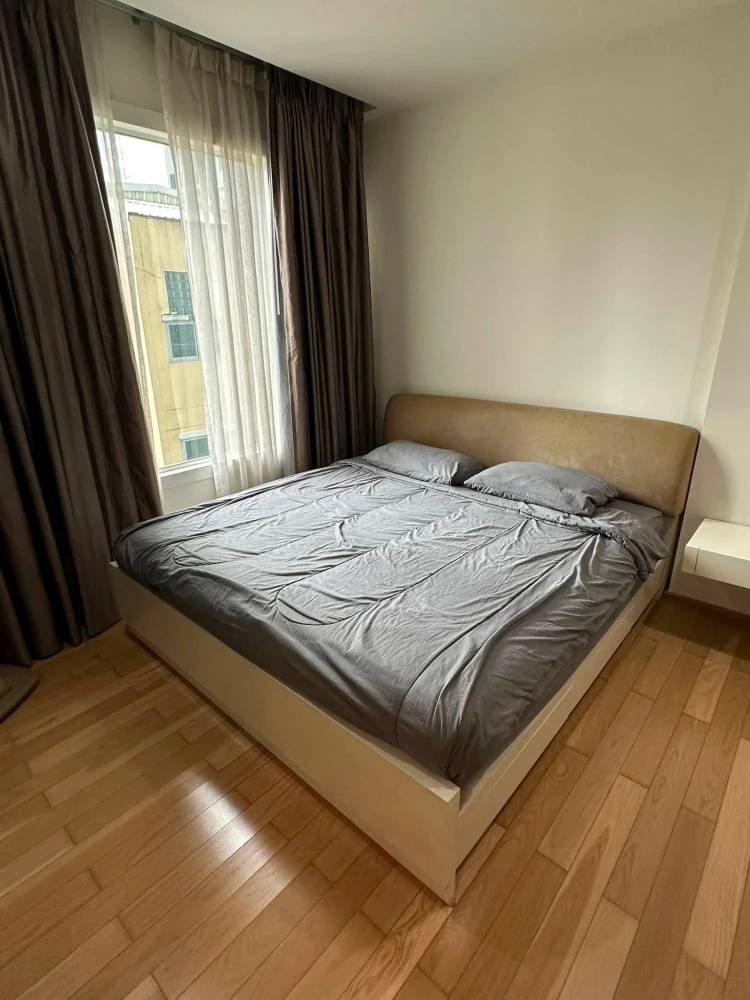 For rent: Siri At Sukhumvit, 1 Bedroom unit on the 9th floor. Spacious living area, everything you need is here. Book now, don't miss out!