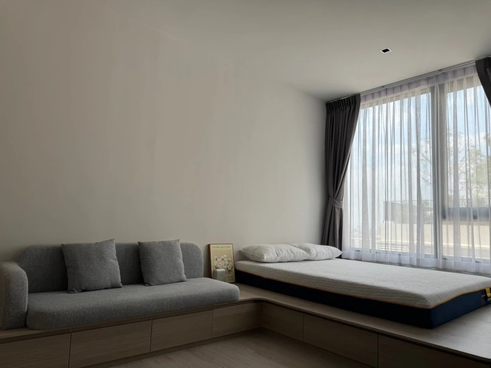For rent: Referance Sathorn - Wongwianyai. Studio room with a beautiful layout, walk-in closet, and complete furnishings. Fully furnished and decorate
