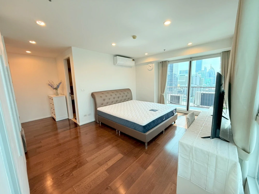 For rent: 15 Sukhumvit Residences, spacious room, lots of space, comes with a large balcony for catching the breeze, beautiful view, don't miss it.