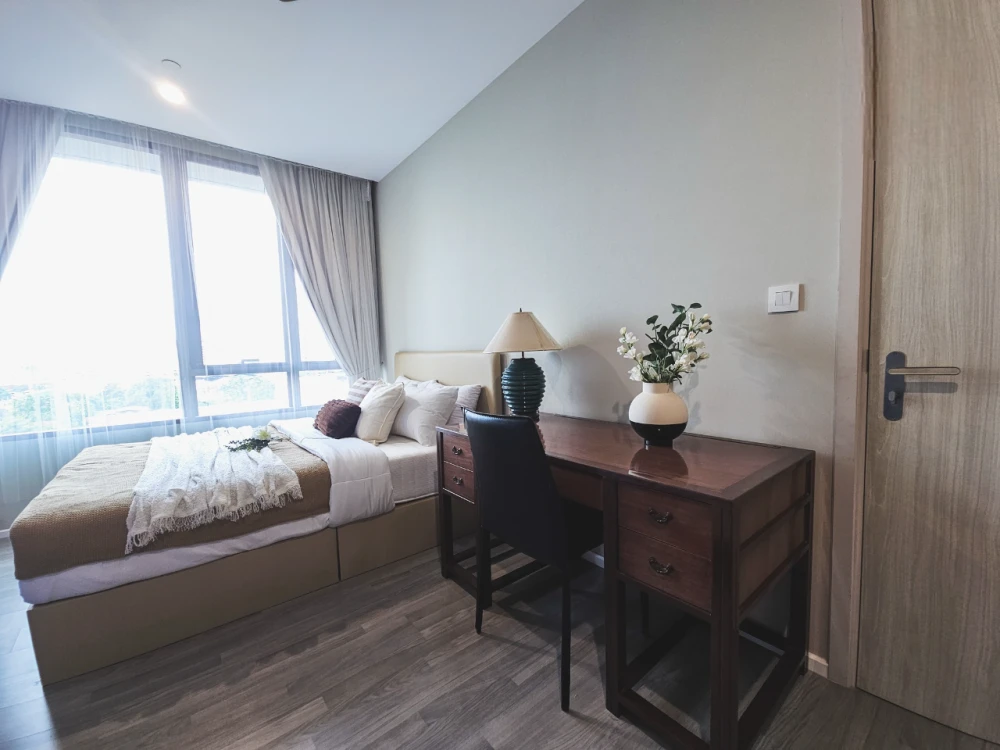 For rent: 333 Riverside, luxury condo, river view room, north-facing balcony, beautifully decorated, complete with appliances. Reserve now!