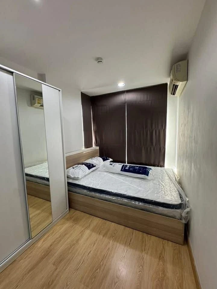 For rent: A pool condo in Bangna, 4th floor corner unit with large windows and views from two sides, excellent ventilation. Grab it now!