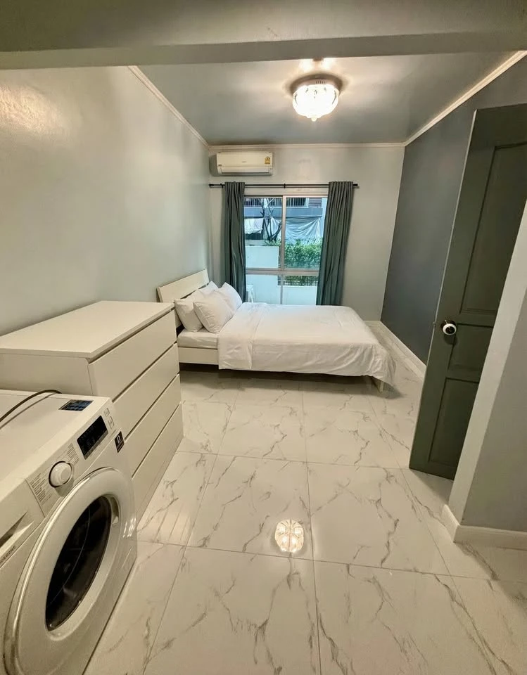 For rent: A Space Asoke-Ratchada, ground floor unit with access to a private balcony and garden. Located just 50 meters from the swimming pool.