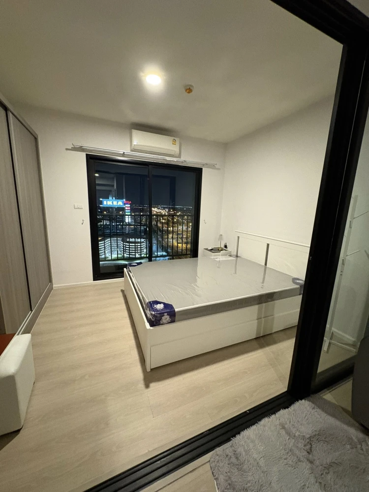 For rent: A Space Mega. A lovely room in a great location with convenient transportation and a beautiful, unobstructed view. Don't miss out!