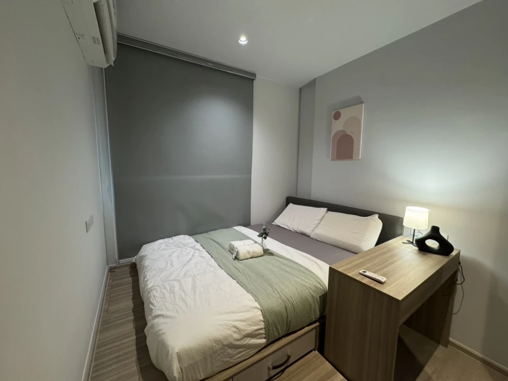 For rent: ALTITUDE UNICORN SATHORN - THAPRA. The room is decorated in a soothing green color scheme, making it a very comfortable and pleasant place t