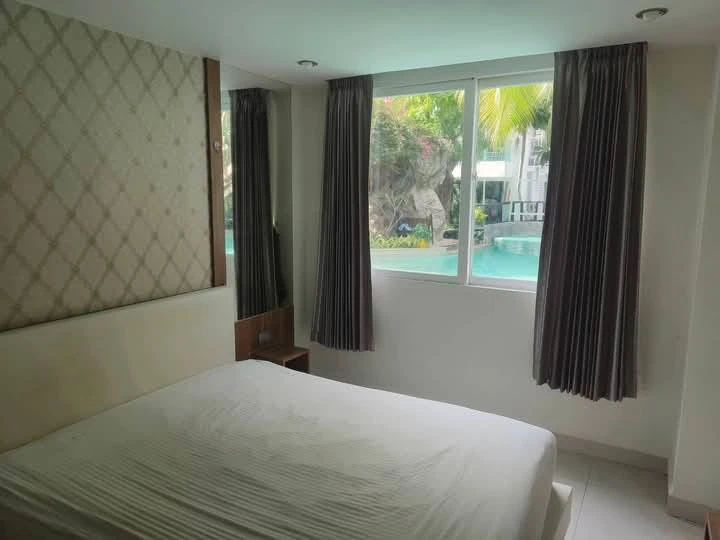 For rent: Amazon Resident Pattaya (Jomtien), room next to the swimming pool, walk straight into the pool, comfortable room, not cramped, must book lik