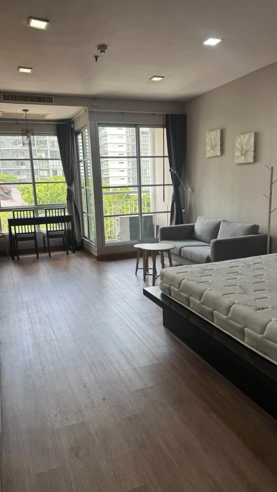 For rent: AP CitiSmart Sukhumvit 18, 1 bedroom, 1 bathroom. Spacious living area and fully equipped with amenities. You can't miss this opportunity!