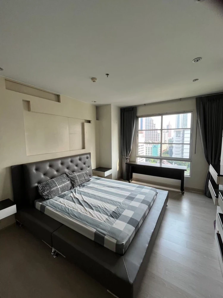 For rent: AP CitiSmart Sukhumvit 18, 2 bedrooms, spacious living area, great location, convenient transportation. You can't miss this opportunity!