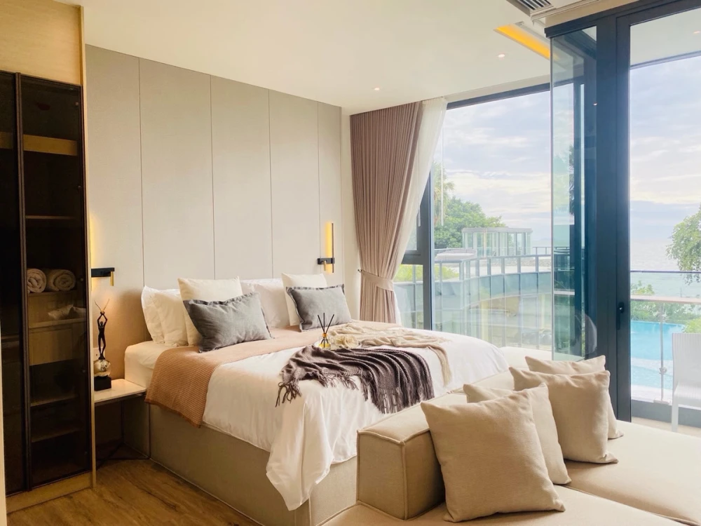 For rent: AROM WONGAMAT, 3rd floor. Great view, beautiful room, fully furnished. Book now, don't wait!