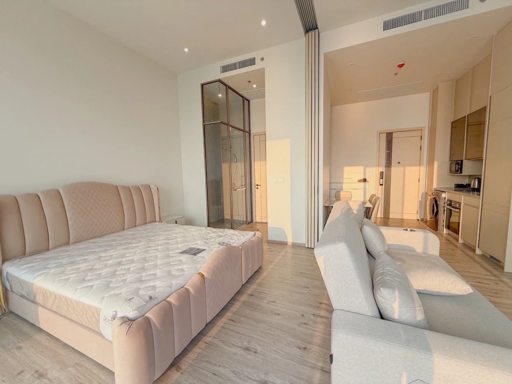 For rent: AROM WONGAMAT. Spacious room with plenty of usable space, beautiful view from a high floor, unblocked. Book now!