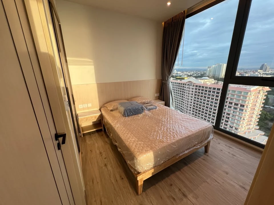 For rent: AROM WONGAMAT, 2 bedrooms, spacious living area, beautiful unblocked views, private elevator. Book now!