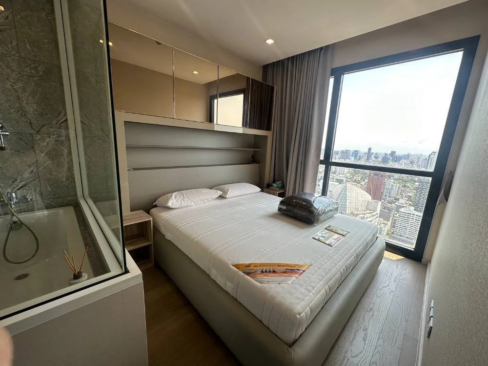 For rent: Ashton Asoke, luxuriously decorated room with stylish built-in walls and awesome furniture. City view from high floor. Book now.