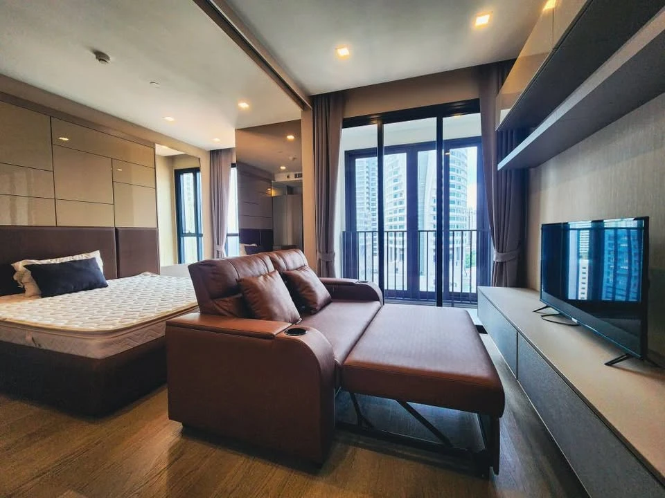 For rent: Ashton Asoke, 1 bedroom, 1 bathroom, built-in headboard, fully furnished, don't miss out.