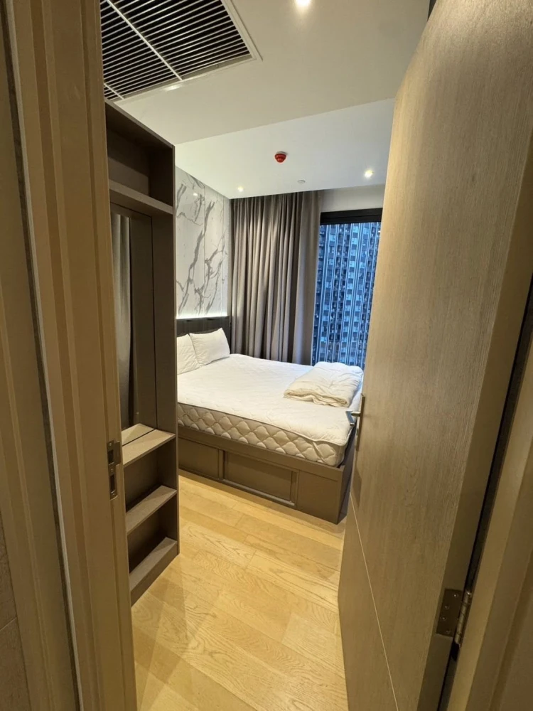 For rent: Ashton Asoke-Rama 9, overlooking the Sam Sen canal. Enjoy the cool sun and beautiful, fully furnished room. Ready to move in!