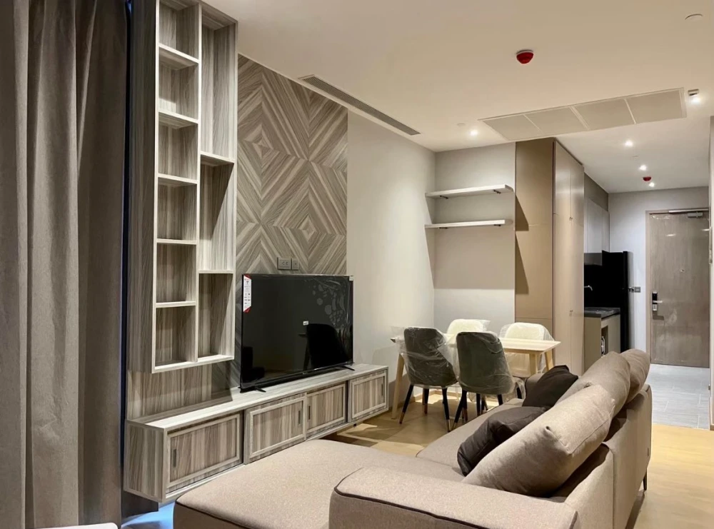 For rent: Ashton Asoke-Rama 9, top-floor unit with expansive glass balcony and fully furnished with built-in features. Book now!
