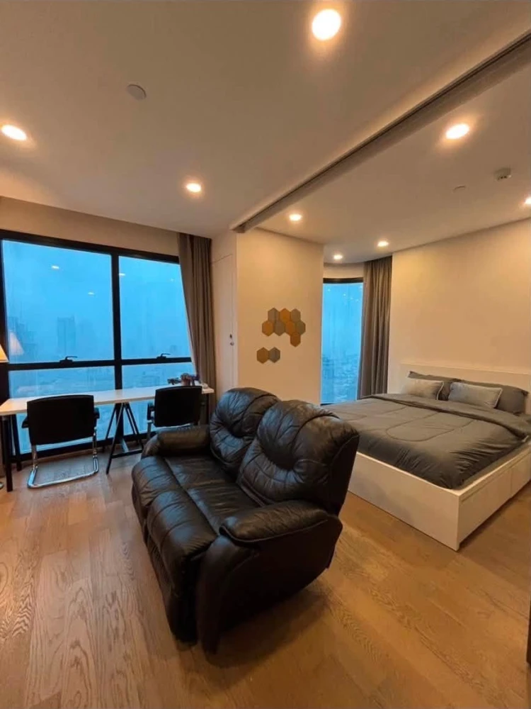 Luxury condo for rent at Ashton Chula - Silom, in the heart of the city with 360-degree city views. Corner unit with large windows. Book now!