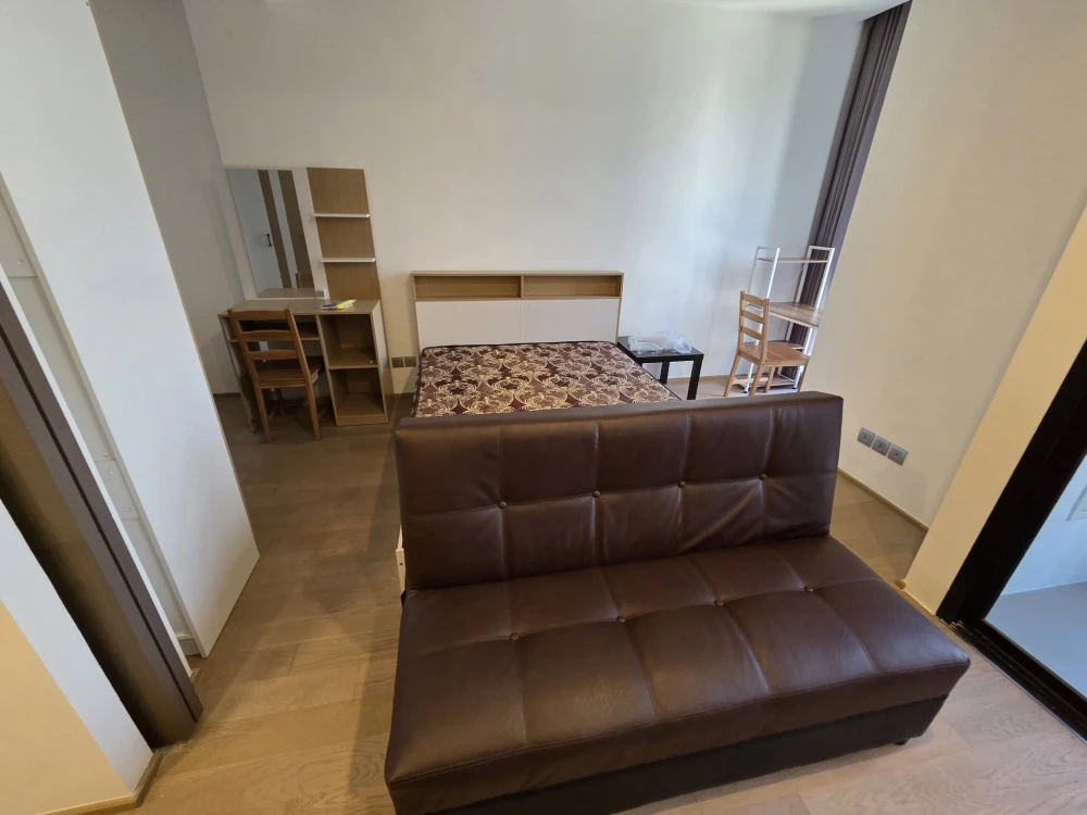 For rent: Ashton Chula–Silom, a nice room, good location, convenient transportation, comes with complete furniture. Don't miss out on this great deal!