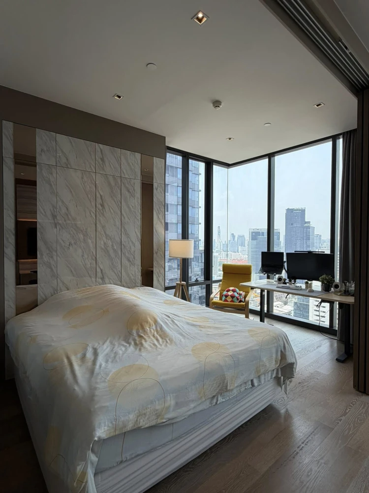 For rent: Ashton Silom, corner unit, quiet, high floor with beautiful unblocked view, fully furnished. Don't miss this great opportunity!
