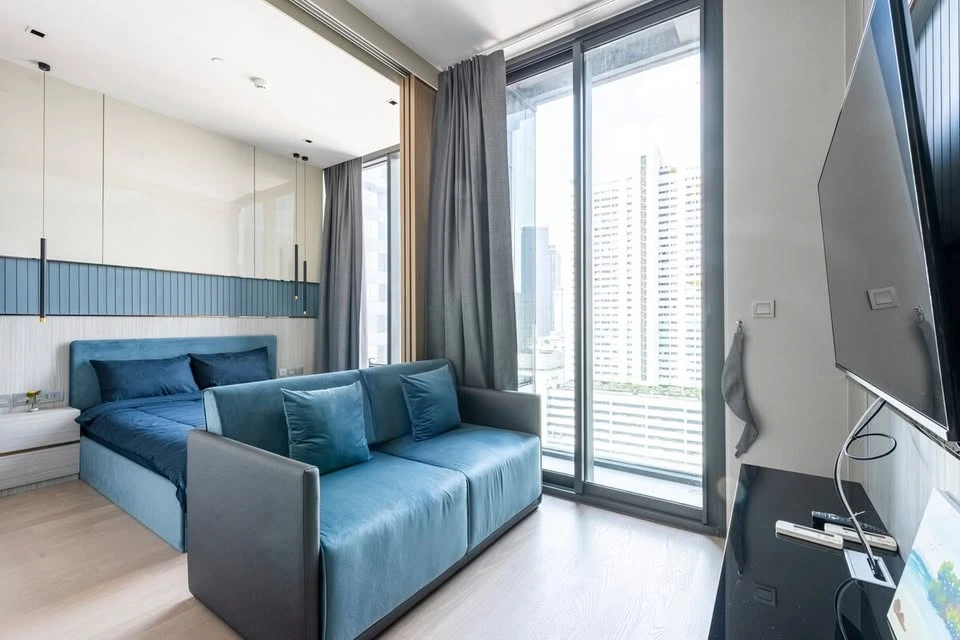 Ashton Silom for rent, room in very good condition, complete with furniture and appliances, just bring your bags and move in.