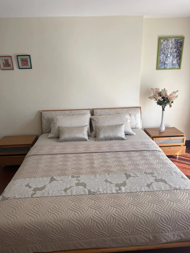 Spacious and comfortable room for rent at Asoke Place. Fully furnished. Book now!