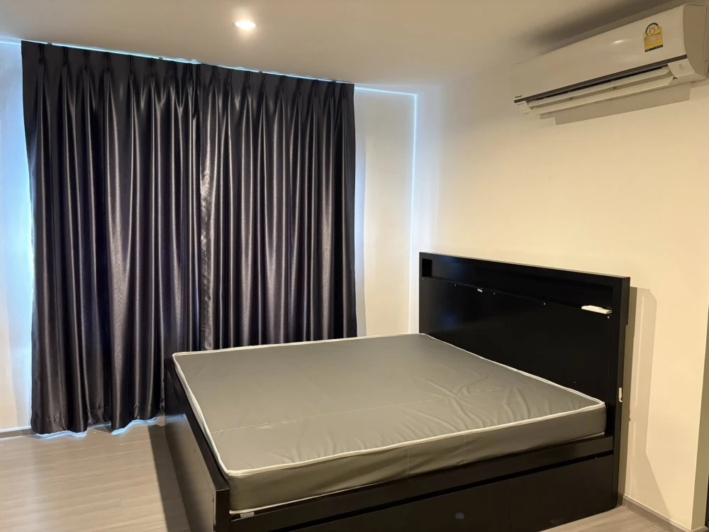 For rent: Aspire Sathorn-Ratchaphruek. Not exposed to direct sunlight. Parking available on the 6th floor; walk directly to the unit without needing t